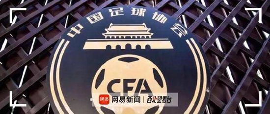 她急忙弯腰去捡，幸好院子里的地面并不坚硬，手机并没有损坏。